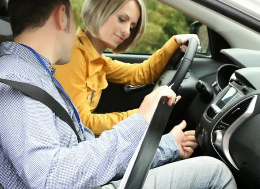 Các bước cơ bản học lái xe ô tô cho người mới bắt đầu học